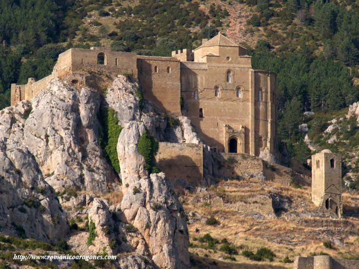 FACHADA SUR DEL RECINTO DEL CASTILLO, DESDE DENTRO DE LA MURALLA